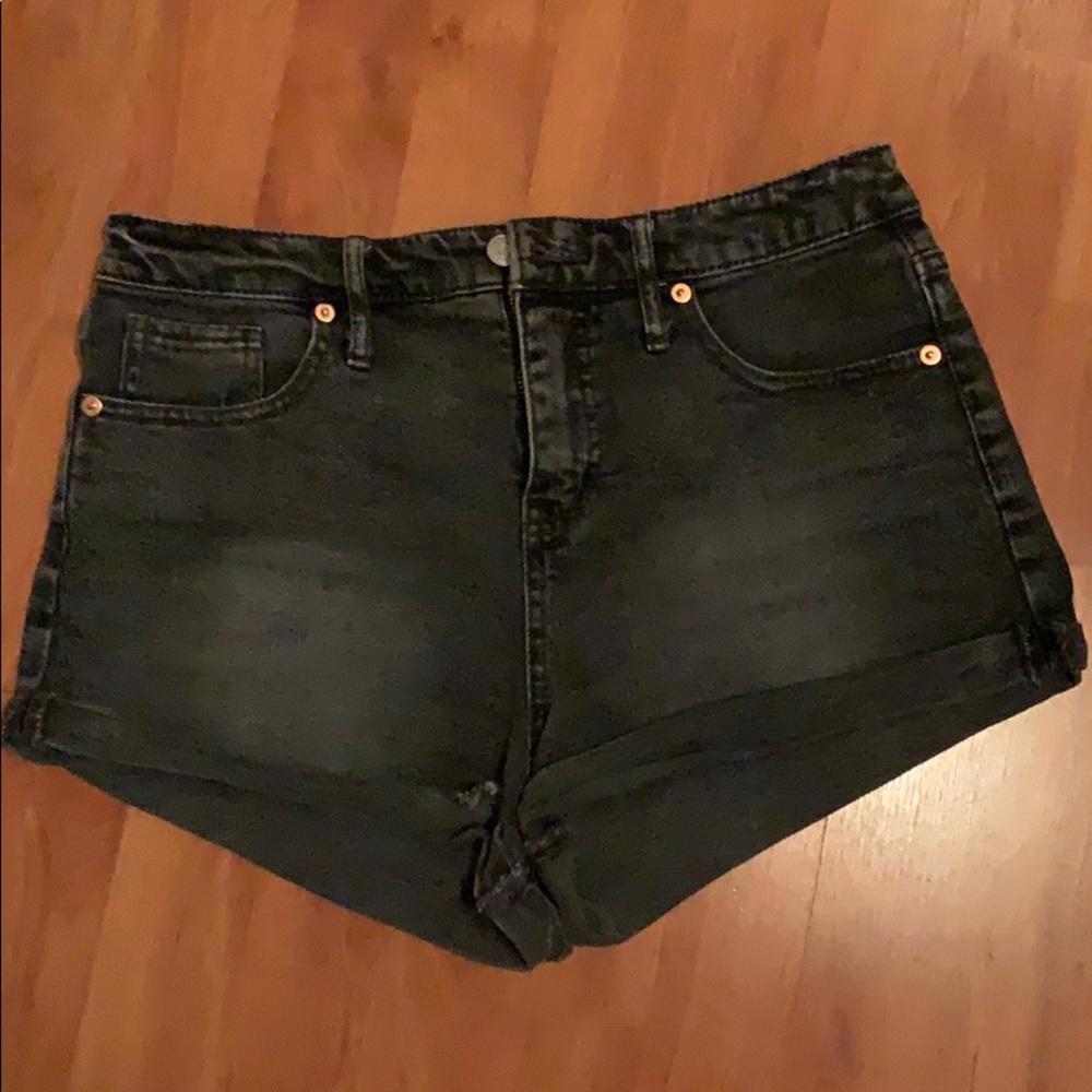 Medium waist black shorts